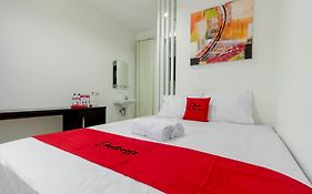 RedDoorz Plus @ Pasar Baru