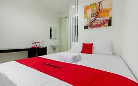 RedDoorz Plus @ Pasar Baru